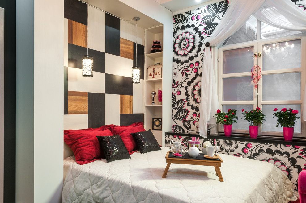 Ispirazione per una camera da letto eclettica con pareti multicolore e pavimento in sughero
