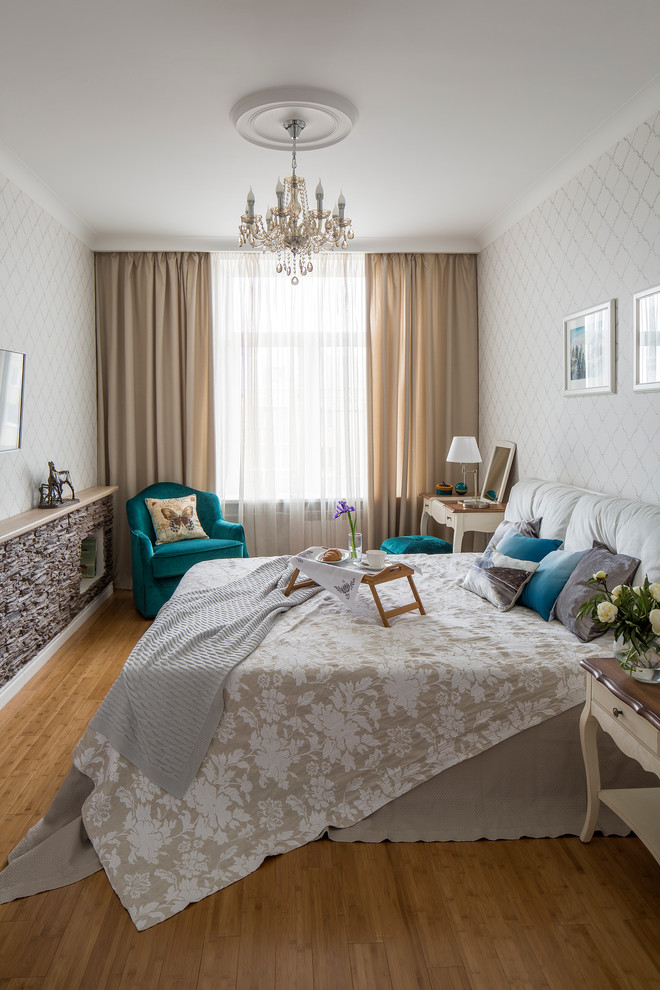 Immagine di una camera matrimoniale chic con pareti bianche e pavimento in legno massello medio