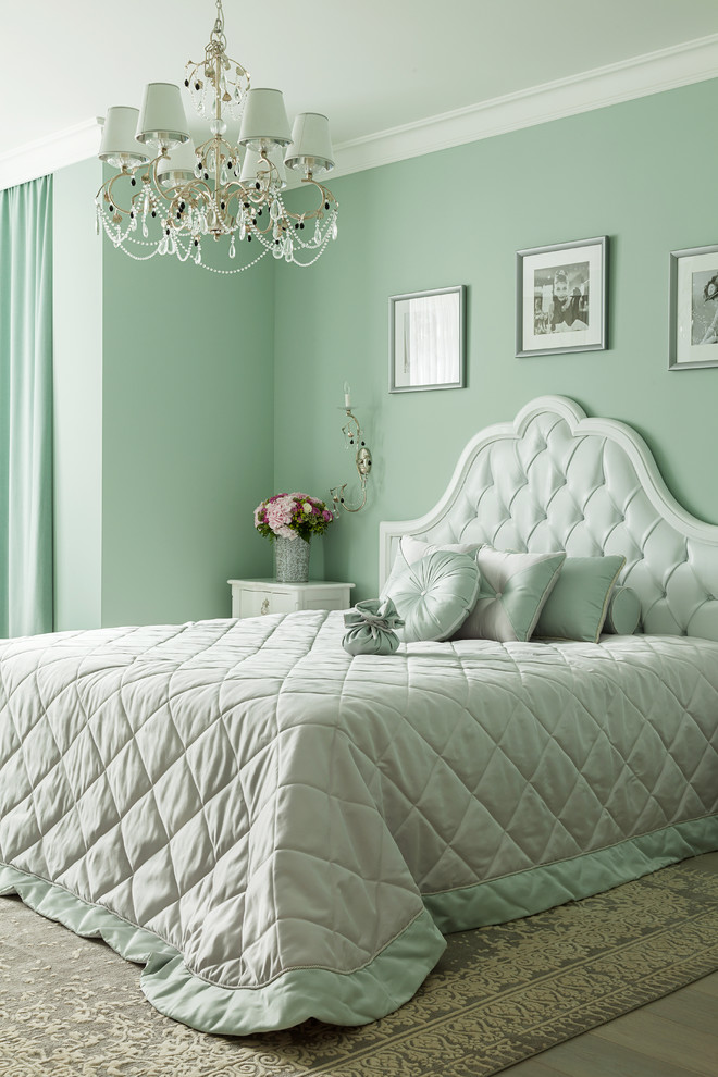 На фото: хозяйская спальня в классическом стиле с зелеными стенами и ковровым покрытием