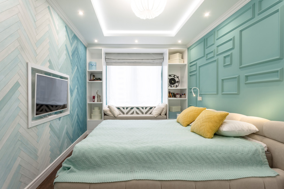 Cette photo montre une petite chambre parentale éclectique avec un sol en vinyl, un sol marron, un mur vert et aucune cheminée.