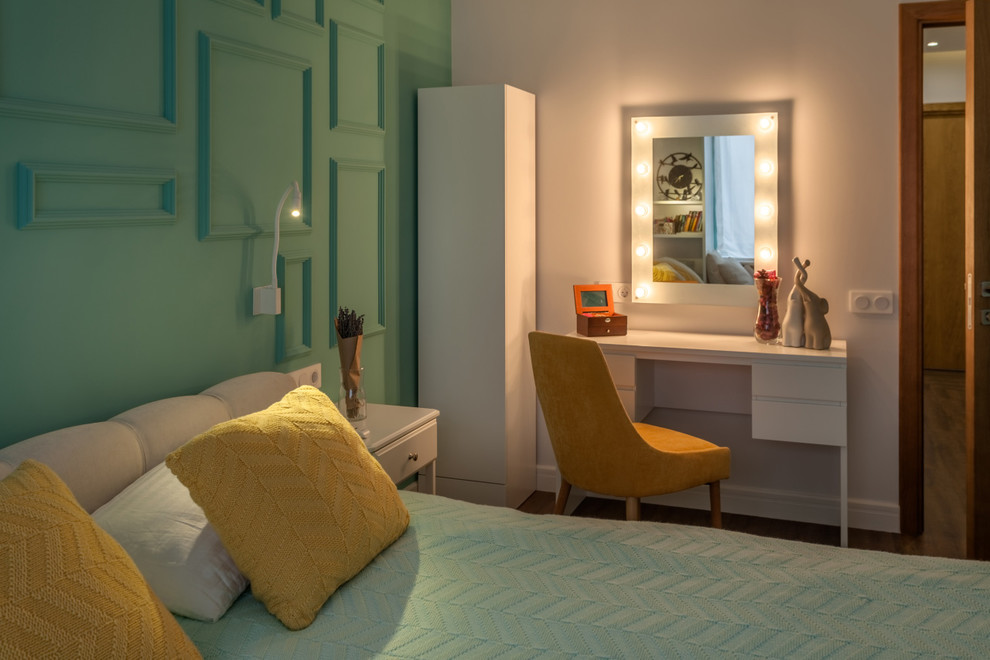 Kleines Eklektisches Hauptschlafzimmer ohne Kamin mit Vinylboden, braunem Boden und grüner Wandfarbe in Jekaterinburg
