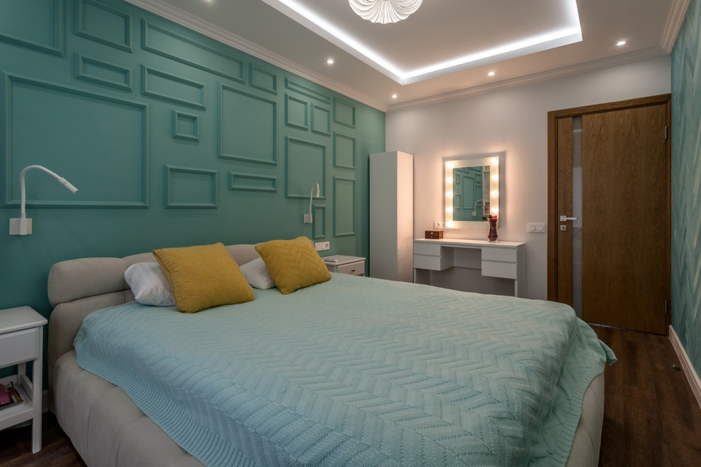 Kleines Stilmix Hauptschlafzimmer ohne Kamin mit Vinylboden, braunem Boden und grüner Wandfarbe in Jekaterinburg