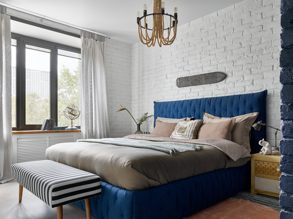 Свежая идея для дизайна: хозяйская спальня среднего размера в современном стиле с белыми стенами, бежевым полом и кирпичными стенами - отличное фото интерьера