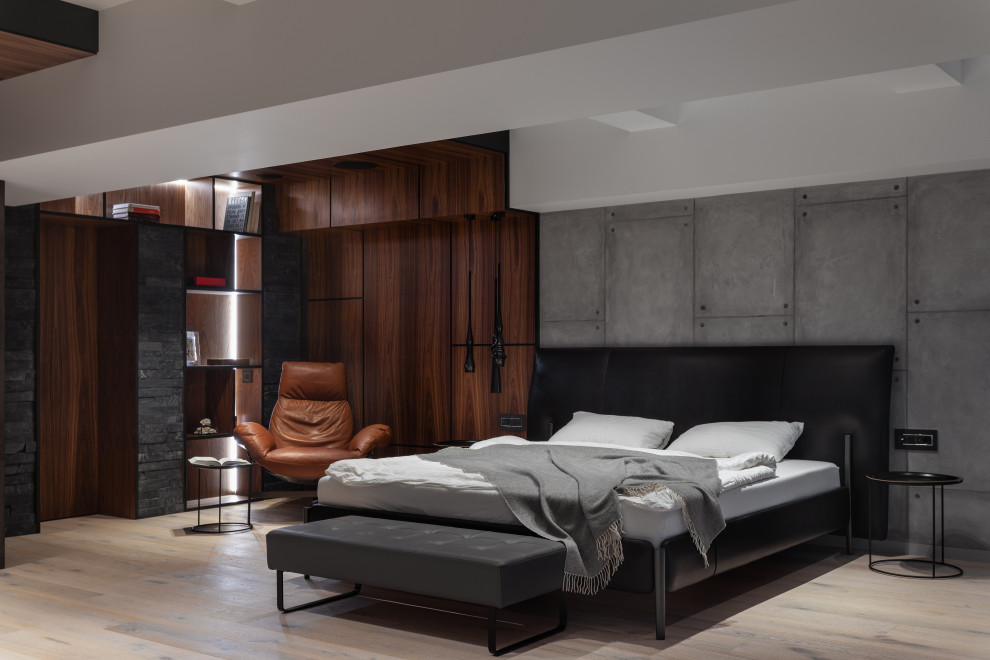 Idee per una camera da letto industriale con pareti grigie, parquet chiaro e pavimento beige