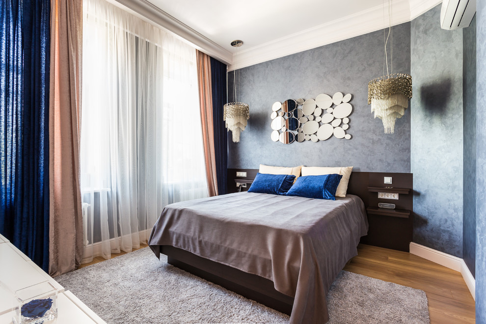 Стильный дизайн: большая хозяйская спальня в стиле неоклассика (современная классика) с серыми стенами, полом из ламината и бежевым полом без камина - последний тренд