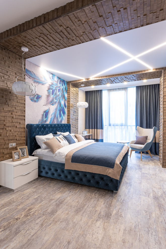 Идея дизайна: большая хозяйская спальня в современном стиле с белыми стенами и бежевым полом