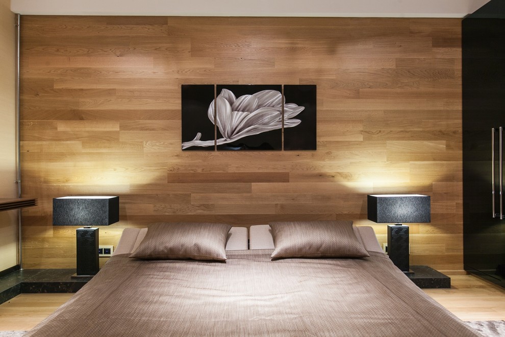 Стильный дизайн: большая хозяйская спальня в современном стиле с бежевыми стенами, светлым паркетным полом и коричневым полом - последний тренд