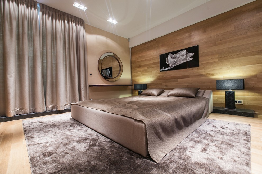 Источник вдохновения для домашнего уюта: большая хозяйская спальня в современном стиле с бежевыми стенами, светлым паркетным полом и коричневым полом