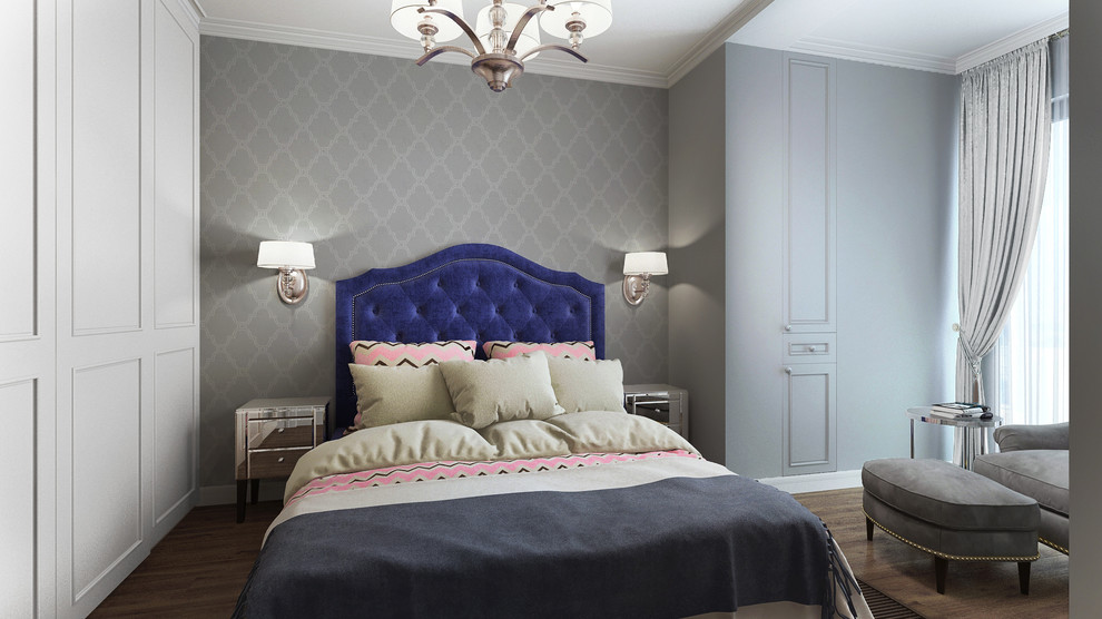 Свежая идея для дизайна: хозяйская спальня среднего размера в стиле неоклассика (современная классика) с серыми стенами, паркетным полом среднего тона и коричневым полом без камина - отличное фото интерьера