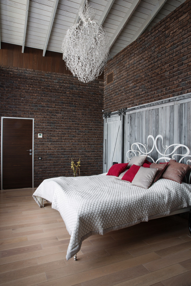 Пример оригинального дизайна: огромная хозяйская спальня в стиле фьюжн с коричневыми стенами, светлым паркетным полом и коричневым полом без камина