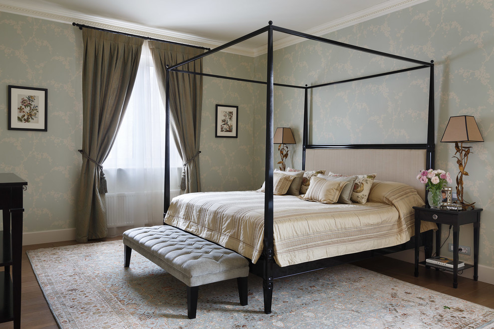 Свежая идея для дизайна: большая хозяйская спальня в стиле неоклассика (современная классика) с паркетным полом среднего тона, разноцветными стенами и кроватью в нише - отличное фото интерьера