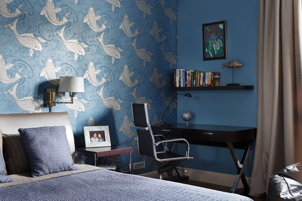 Идея дизайна: спальня среднего размера в стиле неоклассика (современная классика) с синими стенами и паркетным полом среднего тона