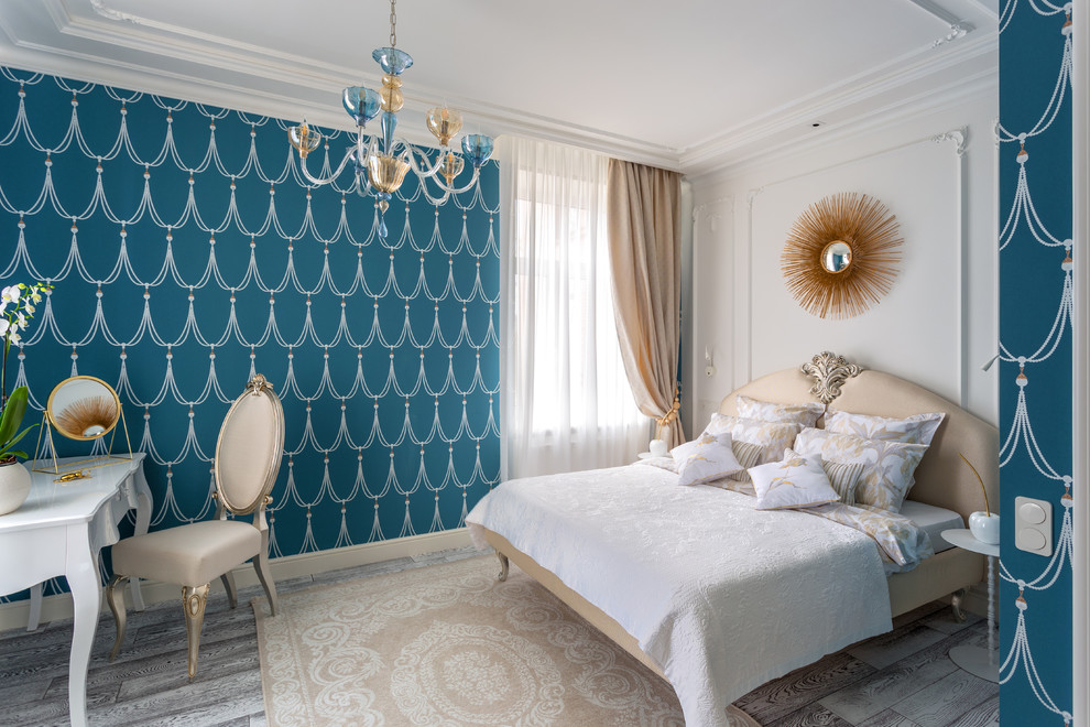 Kleines Mediterranes Hauptschlafzimmer mit blauer Wandfarbe, Porzellan-Bodenfliesen, grauem Boden, Kassettendecke und Tapetenwänden in Moskau