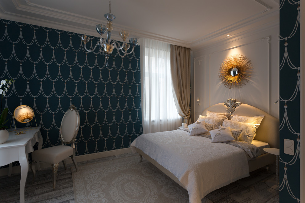 Источник вдохновения для домашнего уюта: хозяйская спальня в средиземноморском стиле с синими стенами, ковровым покрытием, серым полом и панелями на части стены без камина