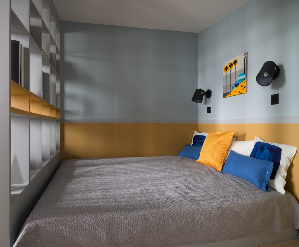 На фото: маленькая хозяйская спальня в современном стиле с серыми стенами для на участке и в саду