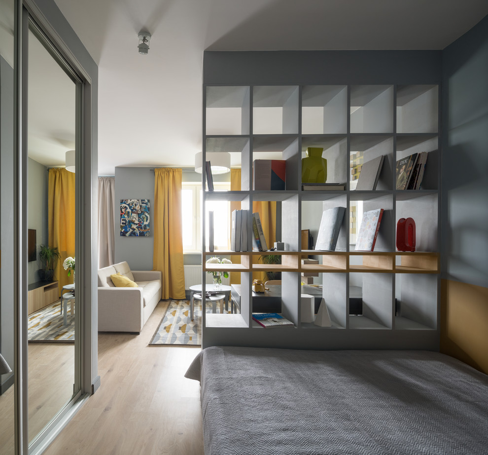 На фото: хозяйская спальня в современном стиле с серыми стенами, светлым паркетным полом и кроватью в нише