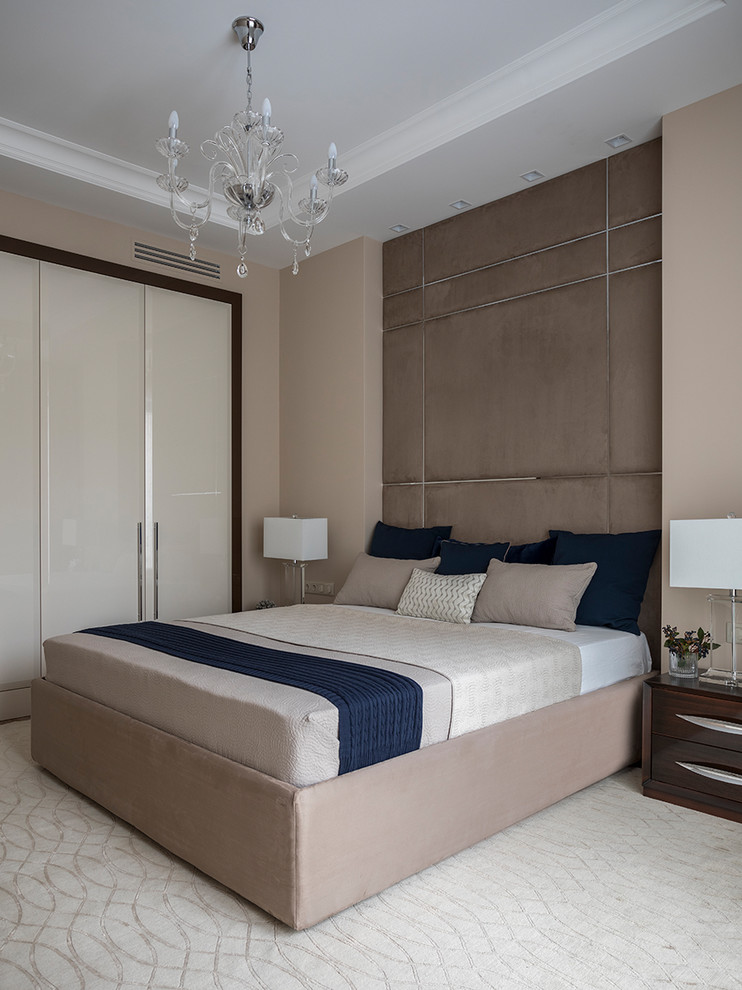 Пример оригинального дизайна: хозяйская спальня: освещение в стиле неоклассика (современная классика) с бежевыми стенами, ковровым покрытием, бежевым полом и кроватью в нише