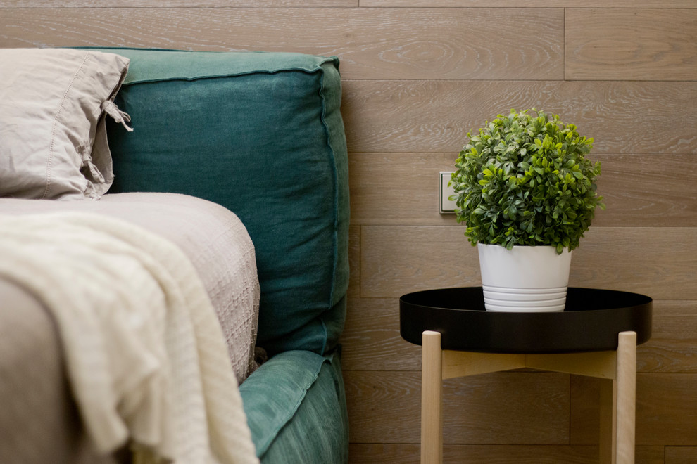 Immagine di una camera matrimoniale minimal di medie dimensioni con pareti beige e pavimento in legno massello medio