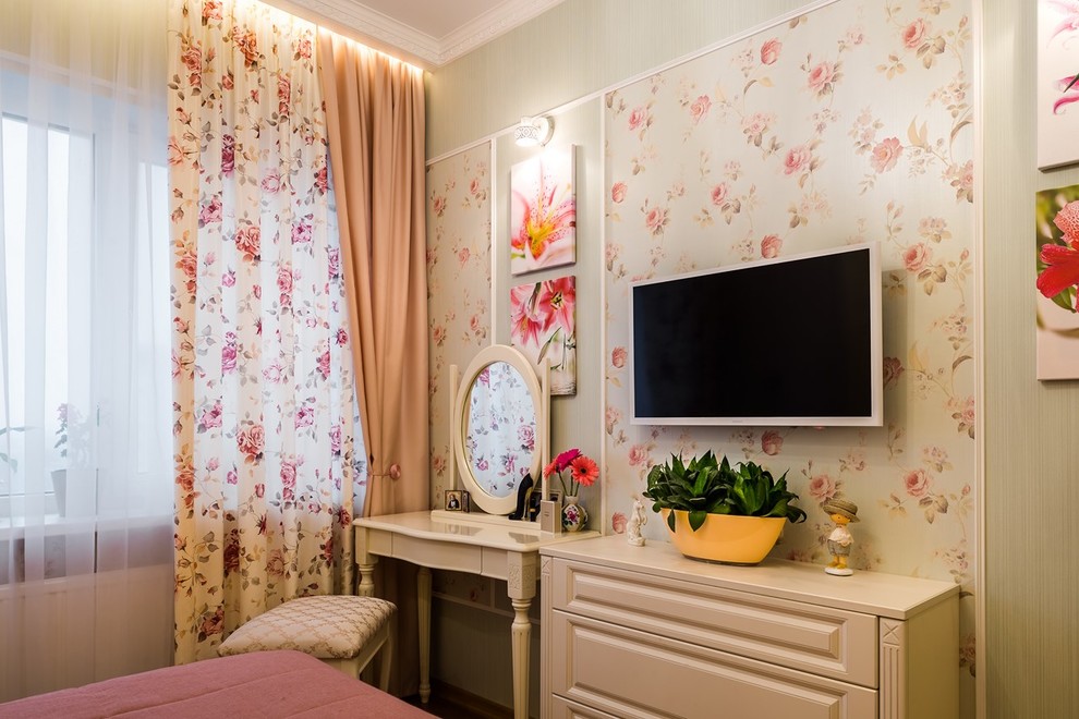 Foto de dormitorio principal clásico renovado pequeño con paredes verdes, suelo de madera en tonos medios y suelo beige