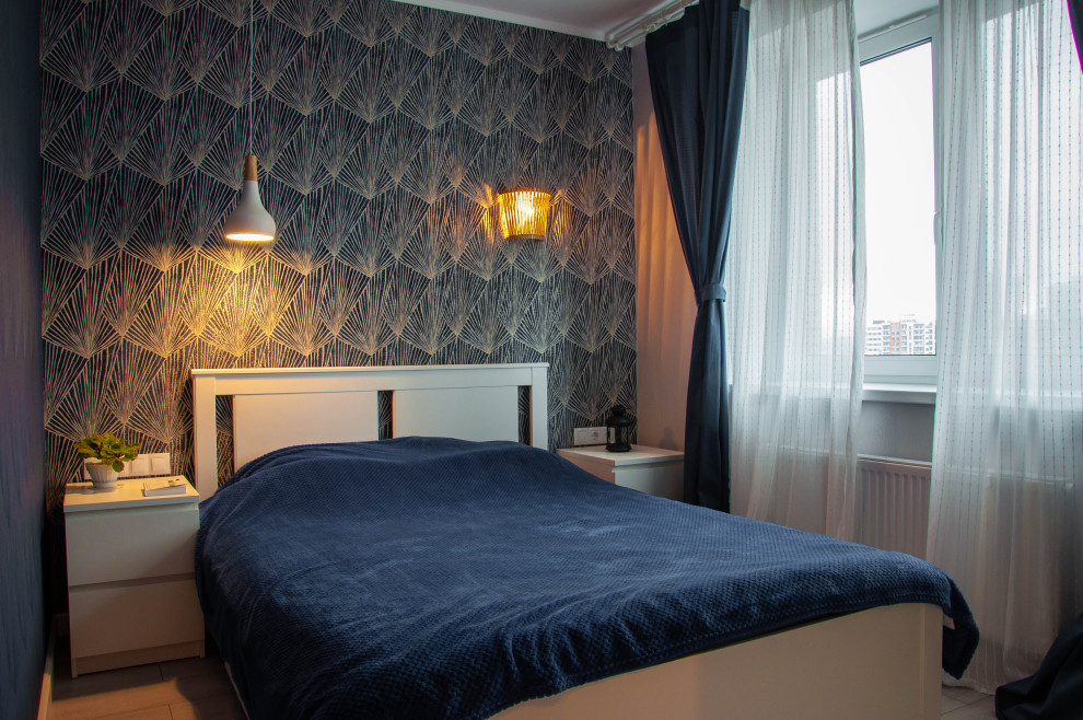 Immagine di una piccola camera matrimoniale scandinava con pareti blu, pavimento in laminato e pavimento grigio
