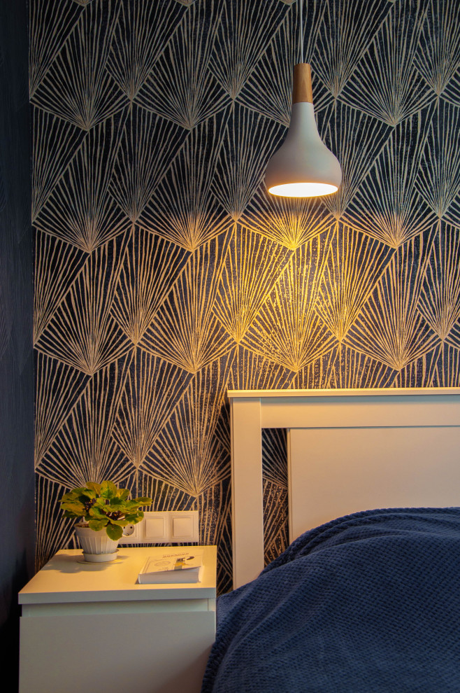 Bild på ett litet minimalistiskt huvudsovrum, med blå väggar, laminatgolv och grått golv