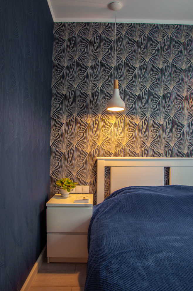 サンクトペテルブルクにある小さな北欧スタイルのおしゃれな主寝室 (青い壁、ラミネートの床、グレーの床)