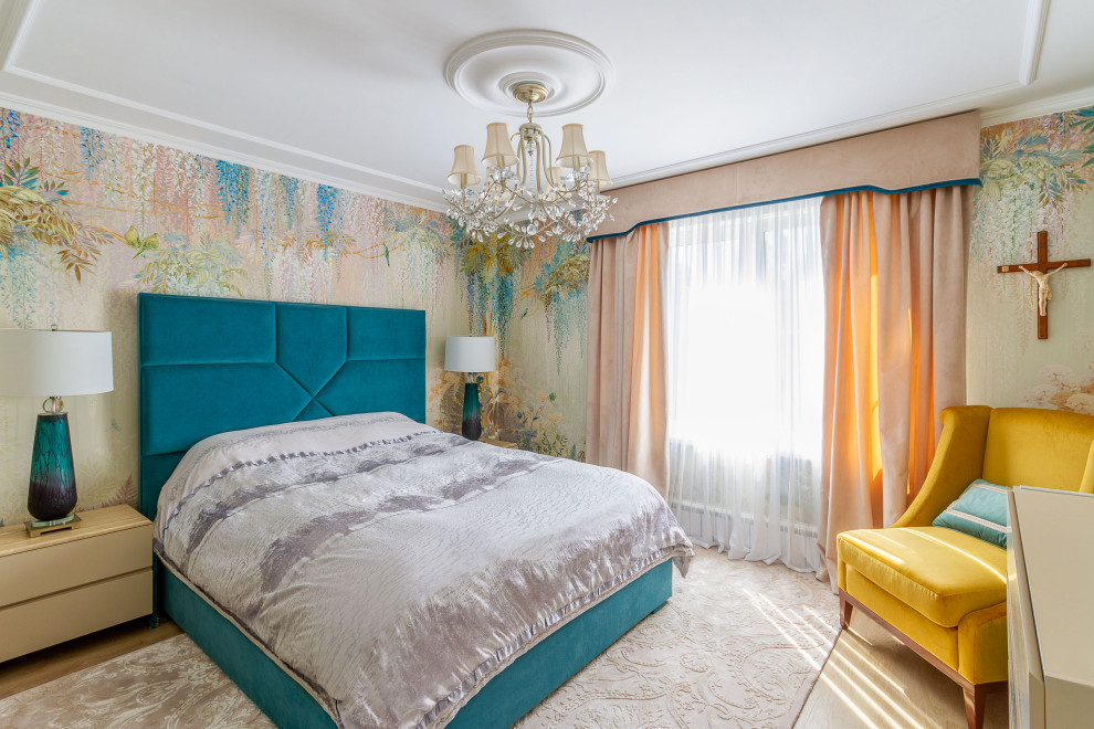 На фото: хозяйская спальня среднего размера в современном стиле с разноцветными стенами с