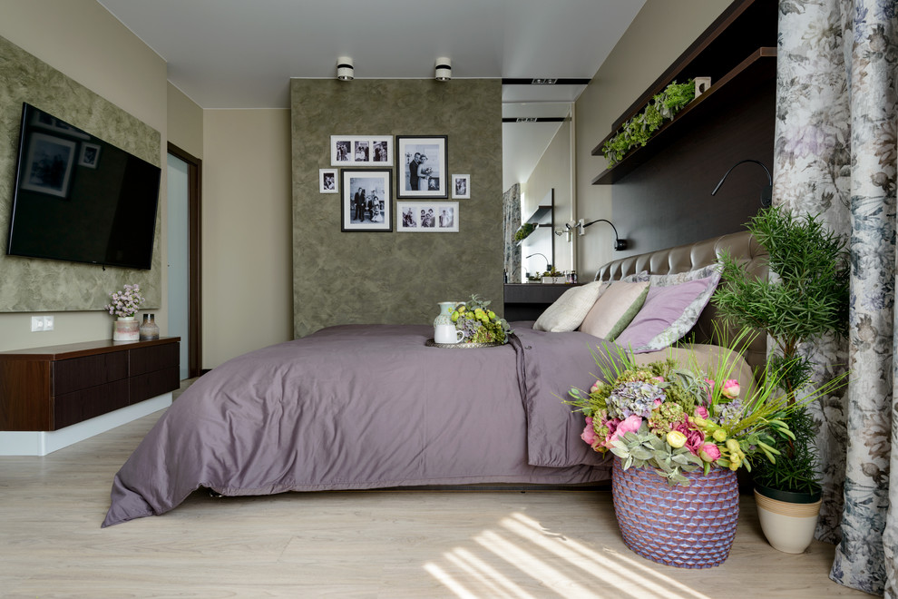 Design ideas for a large contemporary bedroom in Novosibirsk.