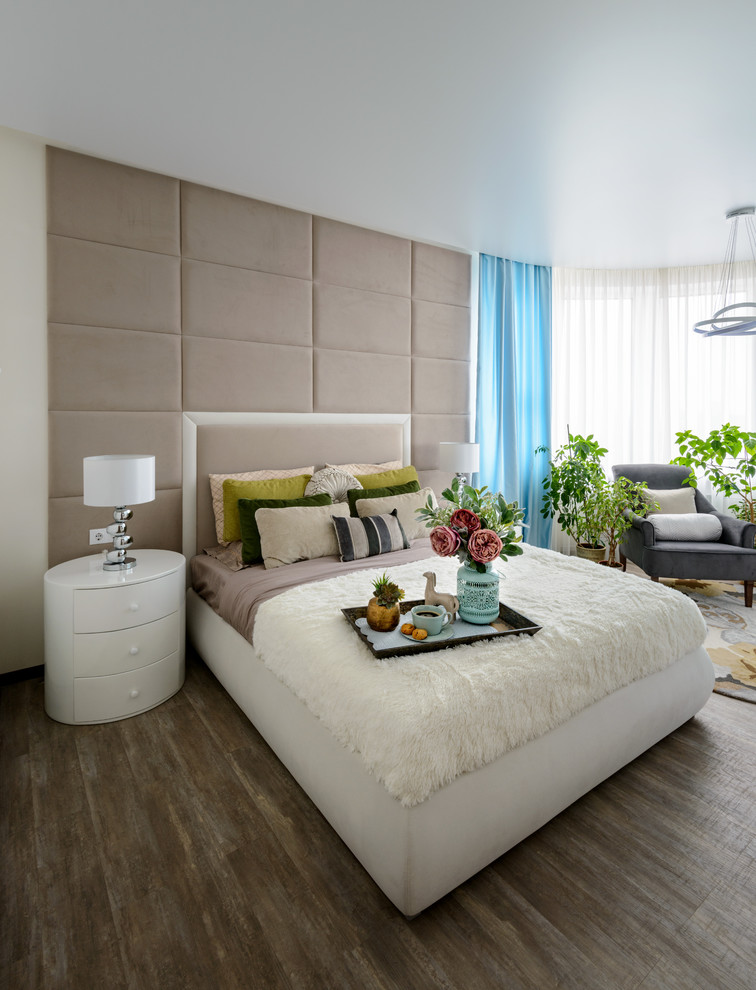 Ejemplo de dormitorio principal actual de tamaño medio con paredes blancas, suelo vinílico y suelo beige