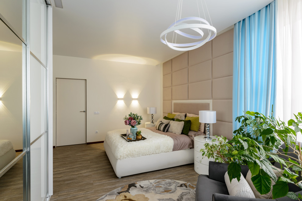 Idee per una camera matrimoniale contemporanea di medie dimensioni con pareti bianche, pavimento in vinile e pavimento beige