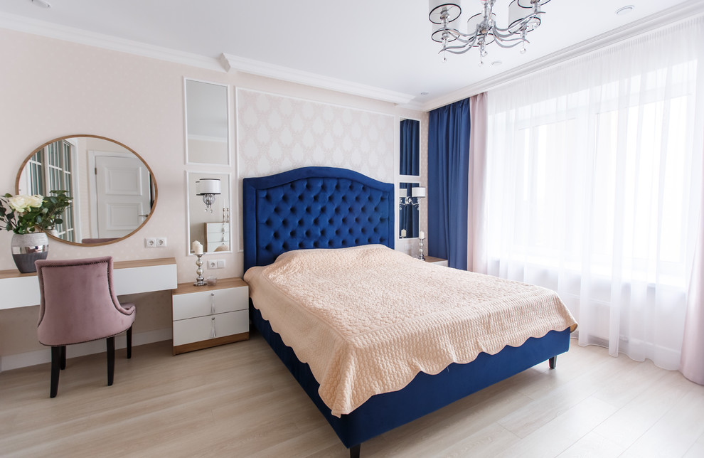 Inspiration för ett vintage sovrum, med rosa väggar, ljust trägolv och beiget golv