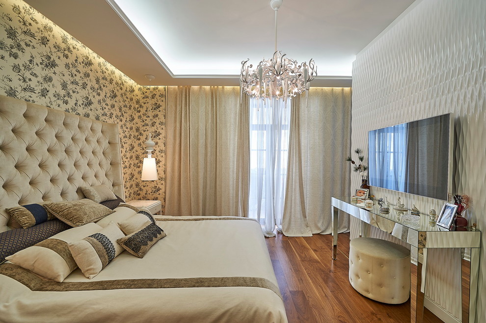 Klassisches Hauptschlafzimmer mit weißer Wandfarbe und braunem Holzboden in Sonstige