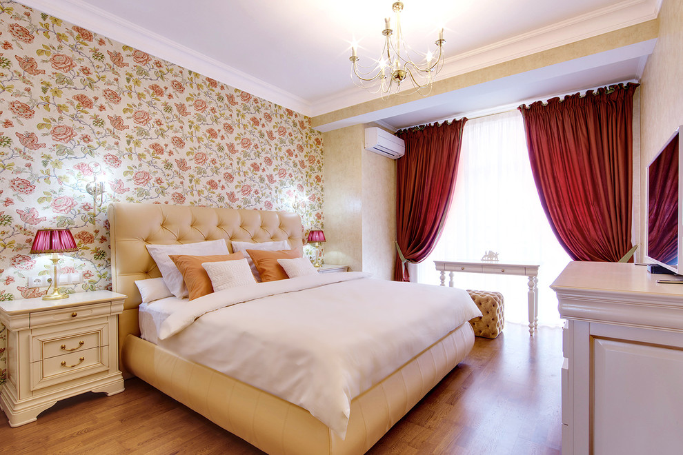 Пример оригинального дизайна: хозяйская спальня в классическом стиле с бежевыми стенами и паркетным полом среднего тона