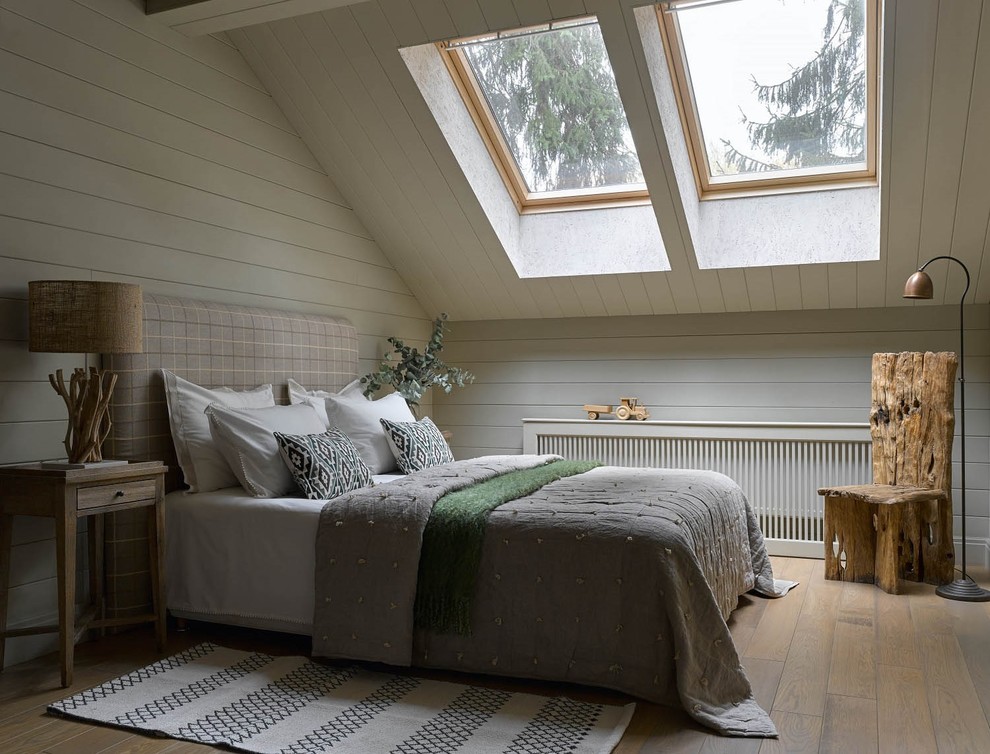 Immagine di una camera da letto contemporanea con pareti bianche, parquet chiaro e pavimento beige