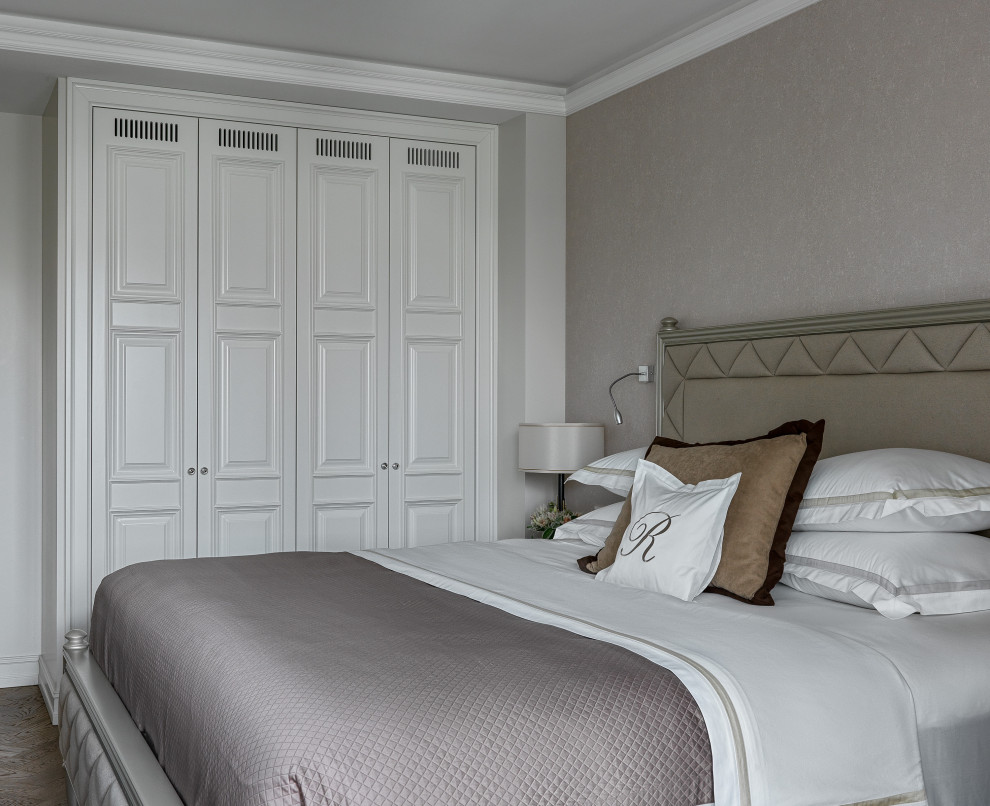 На фото: хозяйская спальня среднего размера в классическом стиле с бежевыми стенами, светлым паркетным полом и коричневым полом