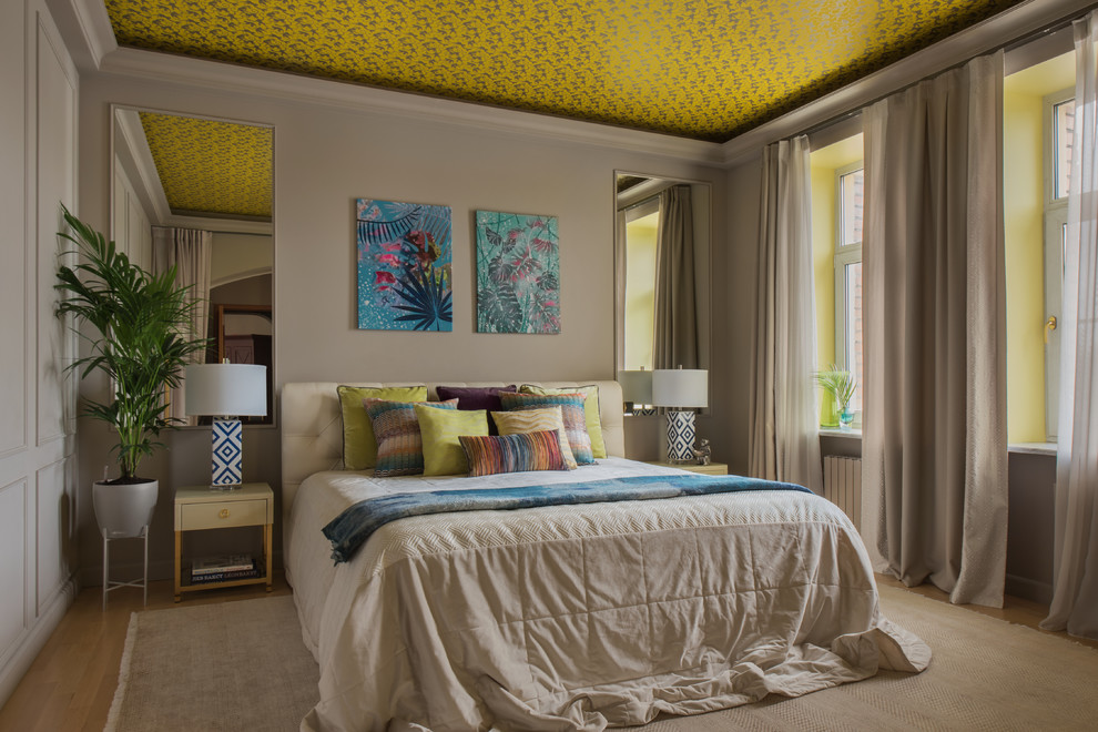 На фото: хозяйская спальня в стиле неоклассика (современная классика) с серыми стенами, светлым паркетным полом, бежевым полом и кроватью в нише