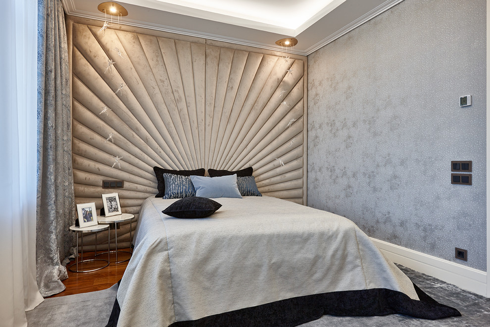 Пример оригинального дизайна: спальня в современном стиле с серыми стенами, паркетным полом среднего тона и коричневым полом