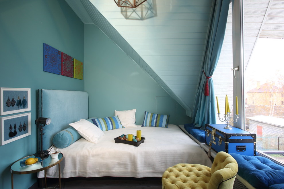 Modernes Schlafzimmer mit blauer Wandfarbe in Moskau