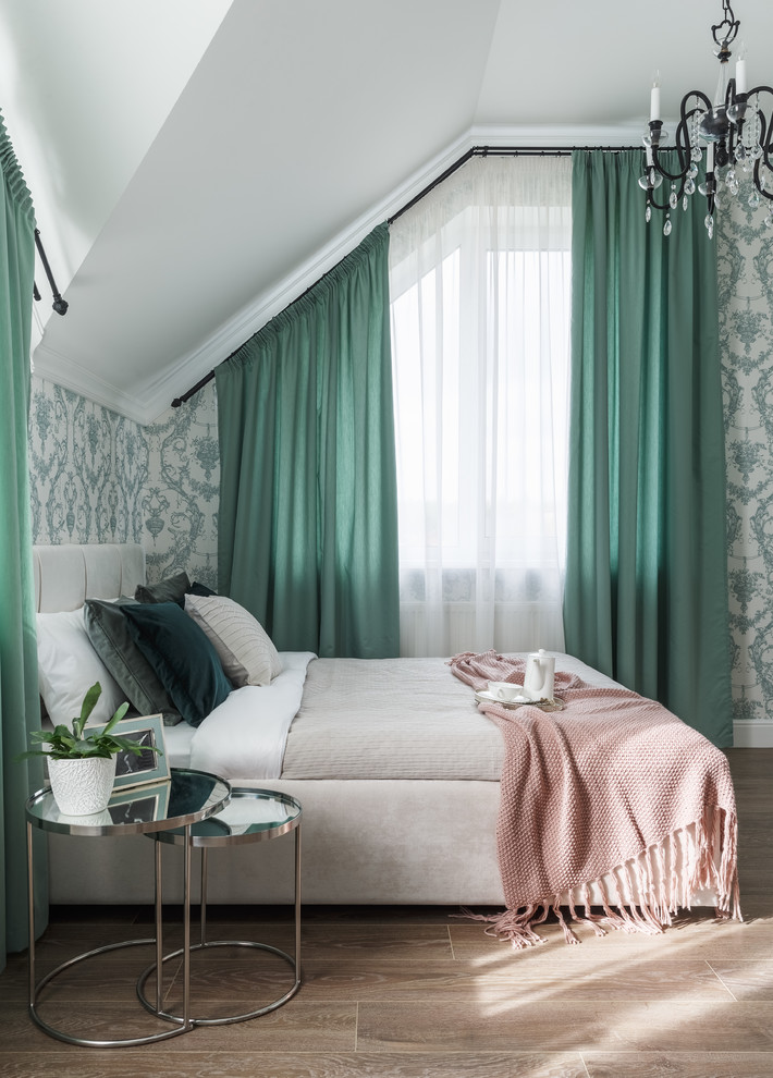 На фото: спальня в стиле неоклассика (современная классика) с паркетным полом среднего тона, коричневым полом и разноцветными стенами с