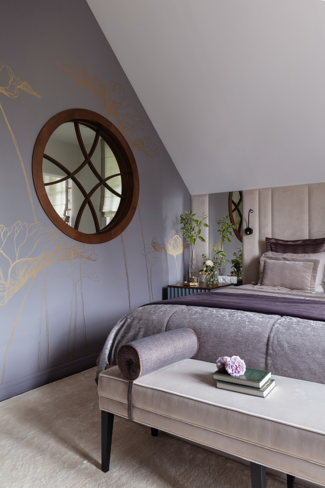 Пример оригинального дизайна: хозяйская спальня в современном стиле с фиолетовыми стенами, паркетным полом среднего тона и обоями на стенах