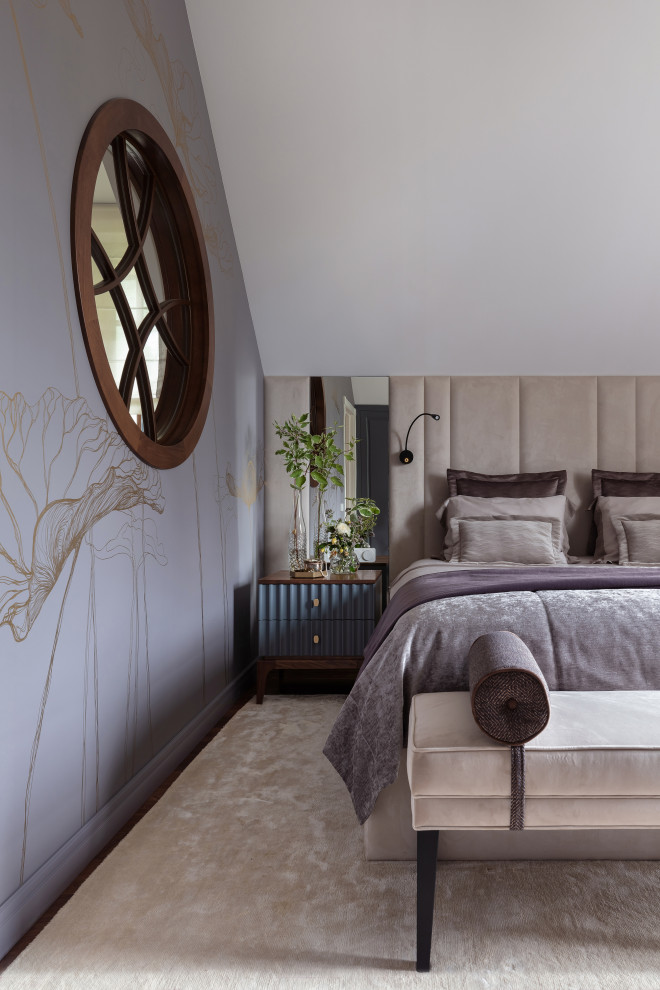 Foto de dormitorio principal contemporáneo con paredes grises, suelo de madera en tonos medios y papel pintado