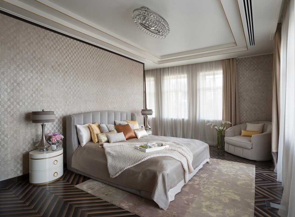 Cette photo montre une chambre tendance avec un mur gris et parquet foncé.
