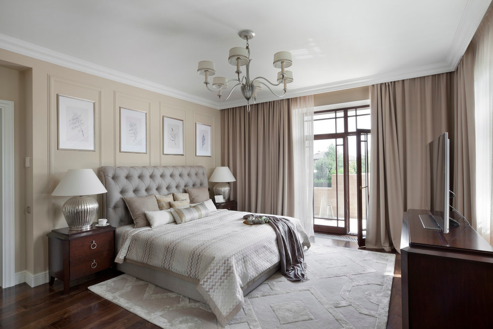 Esempio di una camera da letto classica con pareti beige, parquet scuro e pavimento marrone