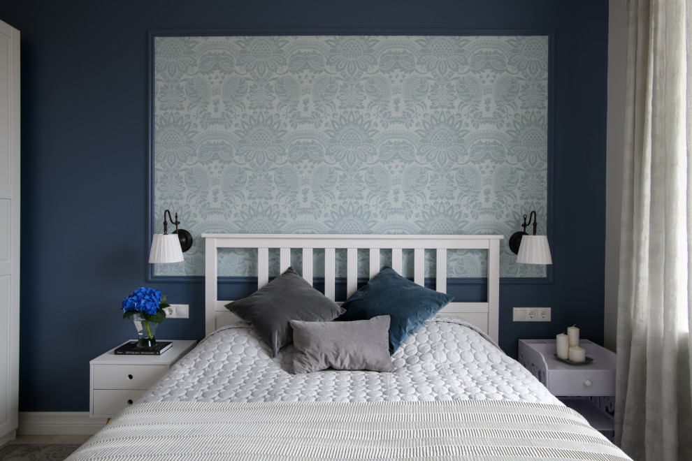 Идея дизайна: маленькая хозяйская спальня в стиле неоклассика (современная классика) с синими стенами, полом из керамической плитки и серым полом для на участке и в саду