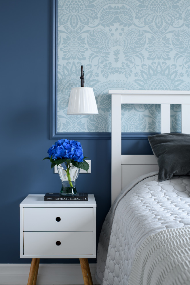 Diseño de dormitorio principal tradicional renovado pequeño con paredes azules, suelo de baldosas de cerámica y suelo gris