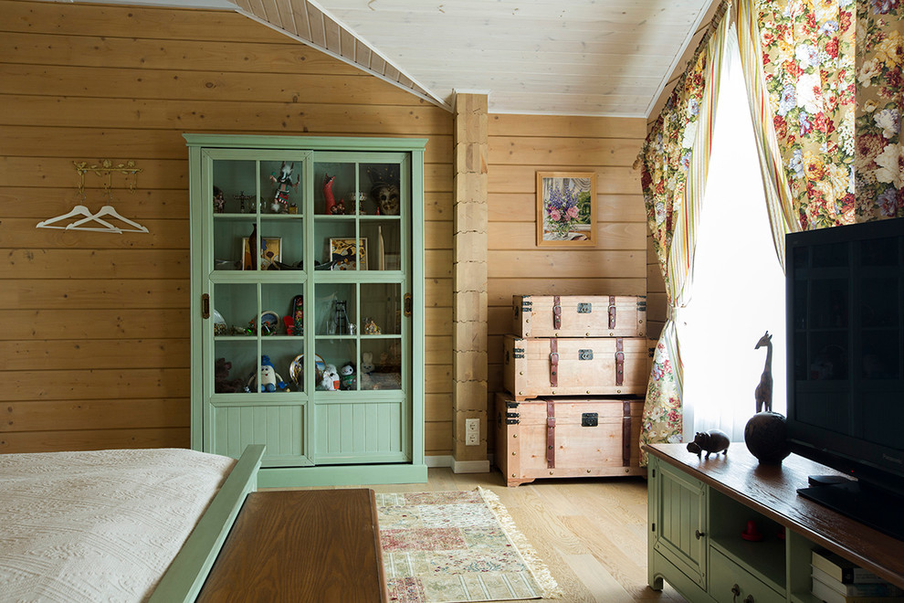 Landhausstil Hauptschlafzimmer mit brauner Wandfarbe und hellem Holzboden in Moskau