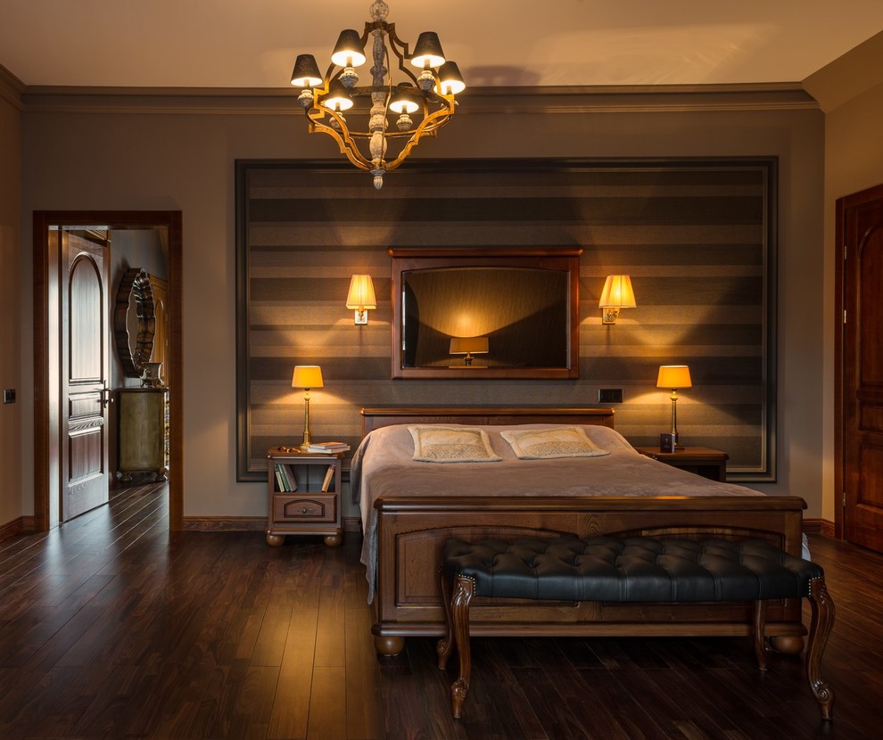 Идея дизайна: гостевая спальня среднего размера, (комната для гостей) в классическом стиле с коричневыми стенами и темным паркетным полом