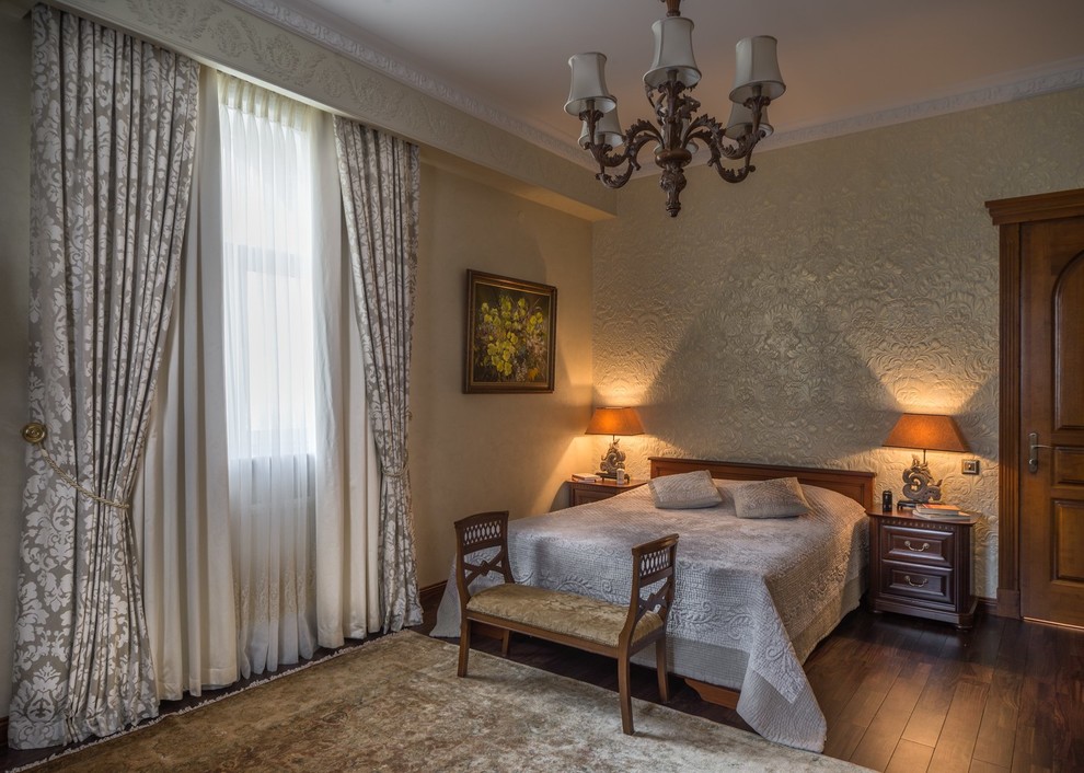 Пример оригинального дизайна: гостевая спальня среднего размера, (комната для гостей) в классическом стиле с темным паркетным полом и бежевыми стенами