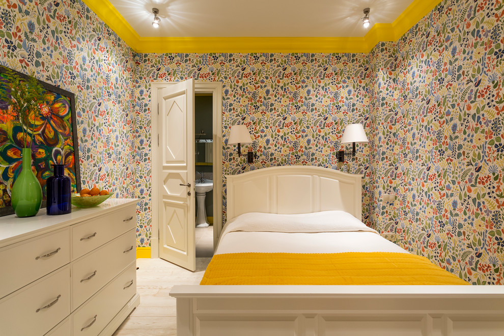 Cette image montre une chambre parentale bohème avec un mur jaune et parquet clair.