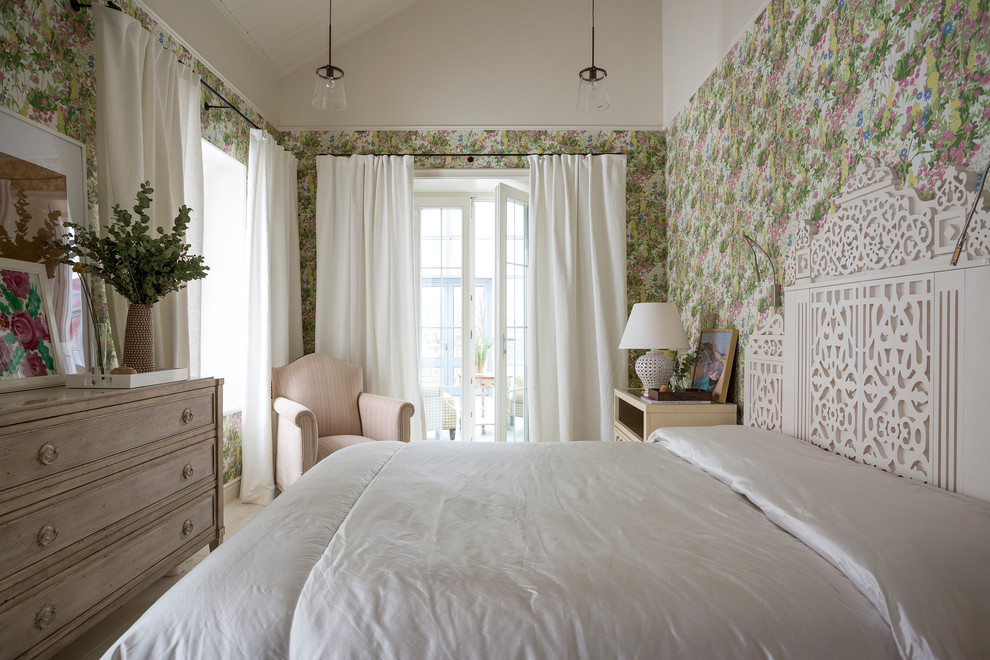 Идея дизайна: хозяйская спальня в стиле фьюжн с зелеными стенами